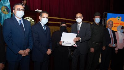 محافظ الغربية ورئيس جامعة طنطا يكرمون30 من أسر شهداء الجيش والشرطة -صور