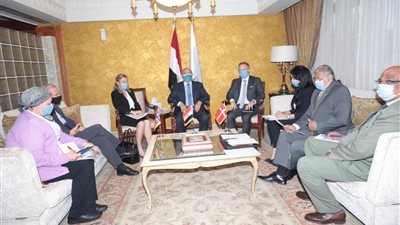 وزير النقل يعقد اجتماعاً موسعاً مع سفيري الدنمارك والنرويج بالقاهرة