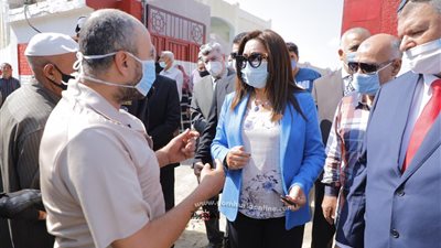محافظ دمياط تبحث تطبيق أول تجربة لتشغيل اتوبيسات بالغاز الطبيعى