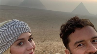 أورلاندو بلوم يحتفل بعيد ميلاد كاتي بيري فى الأهرامات.. صور