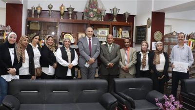 وكيل وزارة التعليم بالقاهرة يكرم فريق العلاقات العامة والإعلام بمديرية التعليم.. بالصور