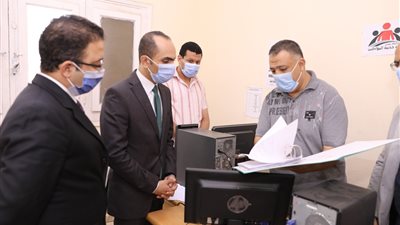 نائب محافظ سوهاج يتفقد سير العمل بإدارة خدمة المواطنين بحي الكوثر