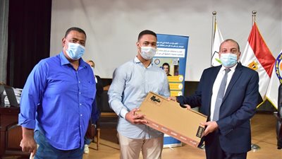 جامعة بنى سويف تهدى اول الجمهورية 