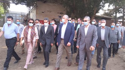 القصير ورحمى يتفقدان مشروع الصوب الزراعية ومصانع عجينة الياسمين والزيوت العطرية