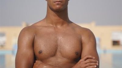 عمر شعبان ابن الإسماعيلية يحاول تسجيل أعلى قفزة خارج الماء بزعانف المونو لدخول جينيس