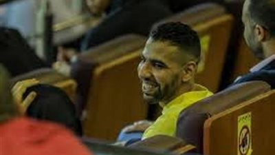 مؤمن زكريا يحتفل بتتويج الأهلى بدرع الدورى بهذه الصورة