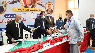 سعفان يوزع 1040 شهادة أمان علي العمالة غير المنتظمة بالبحيرة
