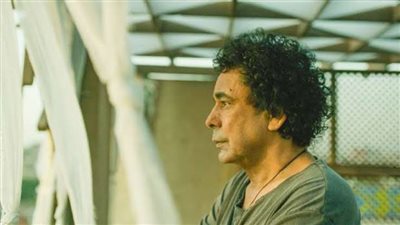 بكلمات مؤثرة.. محمد منير يودع صديقه