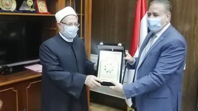 درع محافظة المنوفيية لمفتي الجمهورية تقديرًا لجهوده في نشر الفكر الوسطي