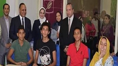طالب جامعة الطفل بالسويس يفوز بالذهبية الدولية لاستخراج بلاستيك صديق للبيئة من قشر الجمبرى
