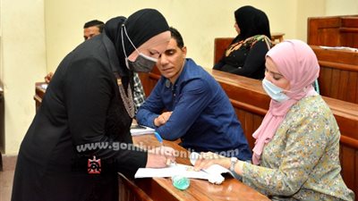 وزيرة التجارة والصناعة تدلى بصوتها بانتخابات مجلس النواب بكلية الفنون الجميلة