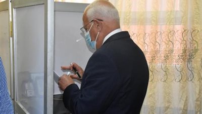 محافظ بورسعيد يدلي بصوته في انتخابات مجلس النواب 2020