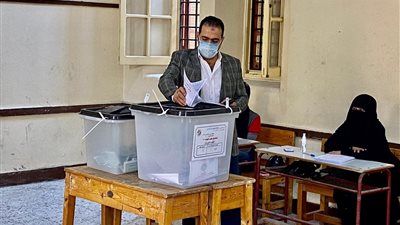 وكيل لجنة الشباب والرياضة يدلي بصوته في الانتخابات البرلمانية