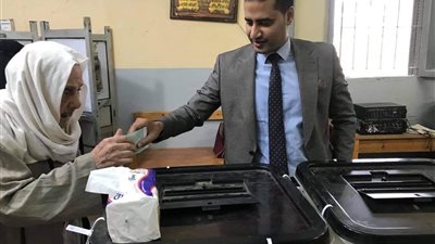 قاضى يساعد عجوز للإدلاء بصوته