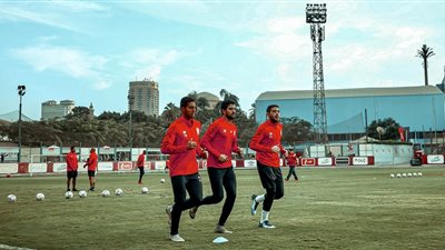 ثلاثى حراس مرمى الأهلى يخوضون مراناً قوياً استعدادًا للزمالك.. شاهد