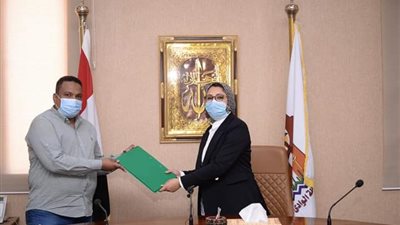الوادى الجديد توقع عقود تحديث الرى الحقلي بإجمالى ٧٥ ألف فدان ..صور