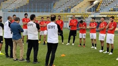 وزير الرياضة يساند المنتخب الوطنى ويشهد تدريباته من الملعب االيوم