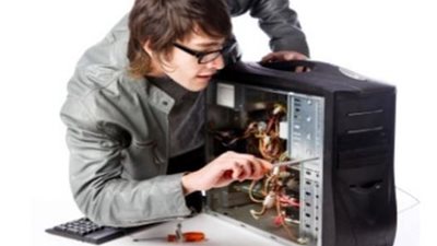 تخصص فى صيانة الاجهزة ..كفيف مصرى ينافس المبصرين