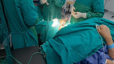 جراحة عظام دقيقة بالتخدير العصبى لعجوز بمستشفى بالأقصر