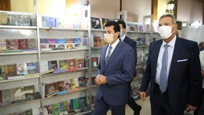 وزير الشباب يفتتح معرض الكتاب بنادي طلعت حرب