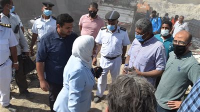 جهاز مدينة 15 مايو ينفذ حملة مكبرة لإزالة المبانى المقامة على مخرَّات السيول بمنطقة الزرايب