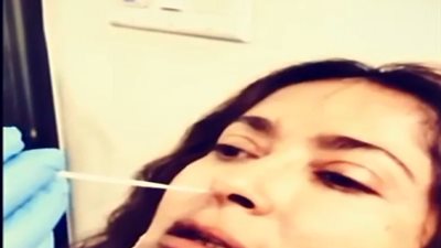 سلمي حايك تثير قلق جمهورها بعد إجراءها مسحة فيروس كورونا.. فيديو