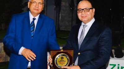 مستشار الرئيس للشئون الصحية يكرم مدير مستشفي الصدر الجامعي بطنطا