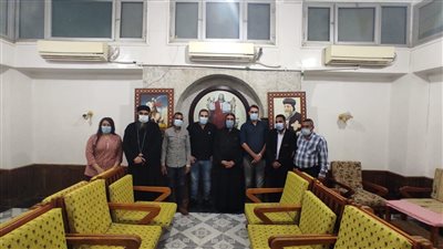 وفد من مستشفى أرمنت يهنئ الاقباط بمولد مارجرجس بالرزيقات بالأقصر