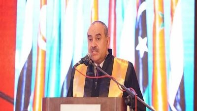الأكاديمية العربية للعلوم والتكنولوجيا تكرم وزير الطيران المدنى خلال حفل كلية الدراسات العليا
