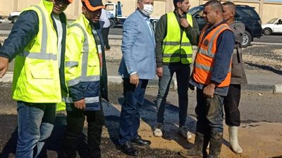 نائب محافظ القاهرة يتابع اصلاح كسر خط مياه طريق السويس
