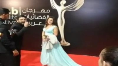 شيرى عادل تخطف الانظار بفستان 