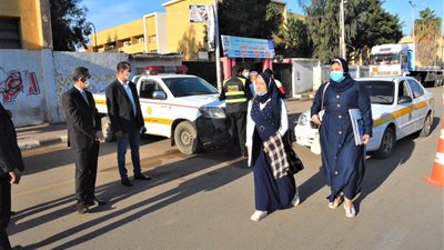 محافظ الغربيةيقوم بتنظيم الحركة المرورية ويحدداماكن عبور المشاة بالجلاء