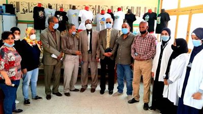 وكيل وزارة التعليم بالأقصر يتفقد منتجات المدرسة الصناعية بنات