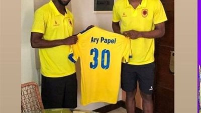 أري بابل نجم الإسماعيلي يهدي زميله في المنتخب الأنجولي قميص الدراويش