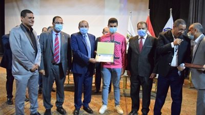 رئيس جامعة بني سويف يكرم الطلاب المتفوقين رياضياً