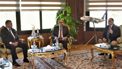 وزيرا قطاع الأعمال والطيران يبحثان إقامة مشروع سياحي في شرم الشيخ