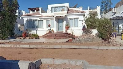 تواصل اعمال التطوير للطرق بشرم الشيخ وتركيب اعمدة الانارة