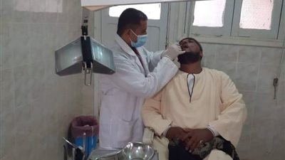 حياة كريمة تصل العوينات وتوقع الكشف الطبي على 315 مواطنا بالوادى الجديد