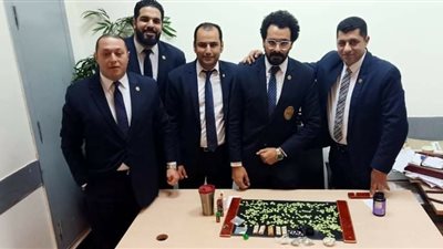 ضبط اقراص مخدرة وكوكايين وماريجوانا في علب «فيتامينات» مع راكب بالمطار