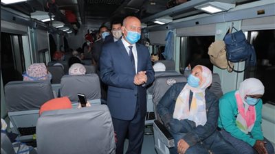 وزيرا النقل والشباب والرياضة يودعان المشاركين في الفوج الأول من قطار الشباب بمحطة مصر