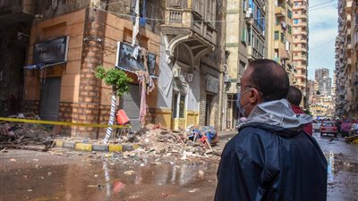محافظ الإسكندرية ينتقل للعقار المنهار بالجمرك و العمل لانقاذ 4 مواطنين محتجزين