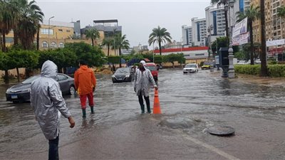 فرق الإنقاذ السريع تشارك في سحب وإجلاء ٤٠ سيارة للمواطنين من مناطق تكدس المياه الأمطار بالأسكندرية