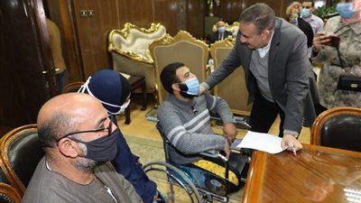 محافـظ المنوفية: كراسي كهربائية وأطراف صناعية وزرع قوقعة و إعانات مالية فورية للحالات الإنسانية وذوى الهمم.. صـــور