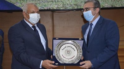محافظ الوادى الجديد يكرم عطا وعتمان لدورهما فى خدمة المجتمع.. صور