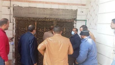 جهاز دمياط الجديدة يغلق محلات بدون ترخيص والبدرومات المخالفة بالتعاون مع الشرطة.. بالصور