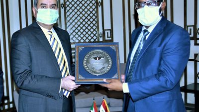 الطيار محمد منار يبحث مع وزير النقل السوداني تعزير التعاون بمجال النقل الجوى