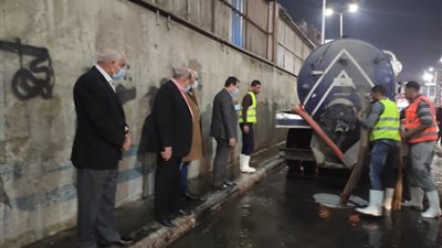 محافظ الجيزة يتفقد مجهودات شفط مياه الامطار بالمحاور المرورية