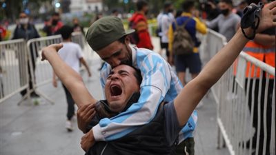 اشتباكات بين الأمن والجماهير في وداع مارادونا