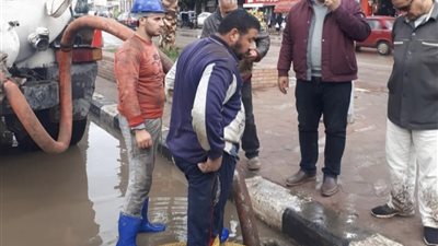 شفط تجمعات مياه الامطار من شوارع حى ثان طنطا-صور