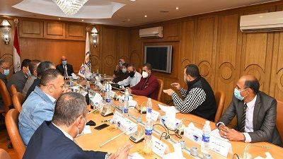 محافظ قنا يتابع ملف التصالح ومشروعات المياه والصرف الصحى